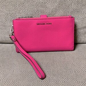 BRAND NEW 🔥 MICHAEL KORS WALLET 😊